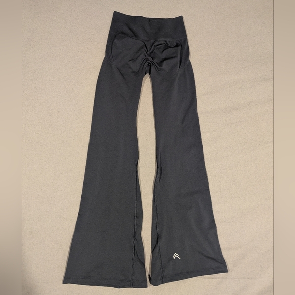 Oner Active - Effortless Seamless Flared Bottoms - Picture 3 of 6